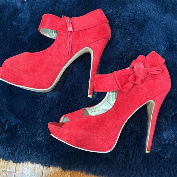 Ollio Red High Heel Pump With Vintage Style Ribbon - Picture 4 of 5